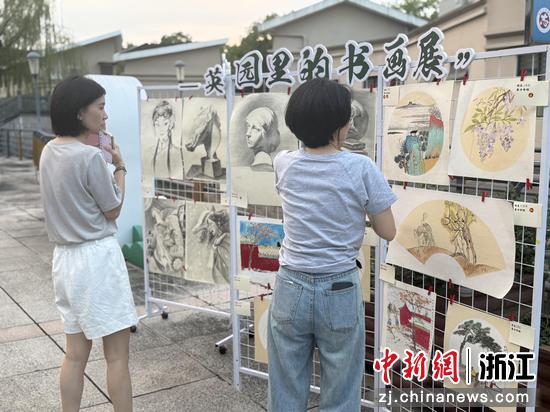 民众参观书画展。王力中&nbsp;摄