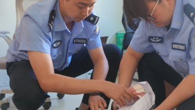 14万元现金缝衣准备邮寄，民警及时拦截揭开骗局