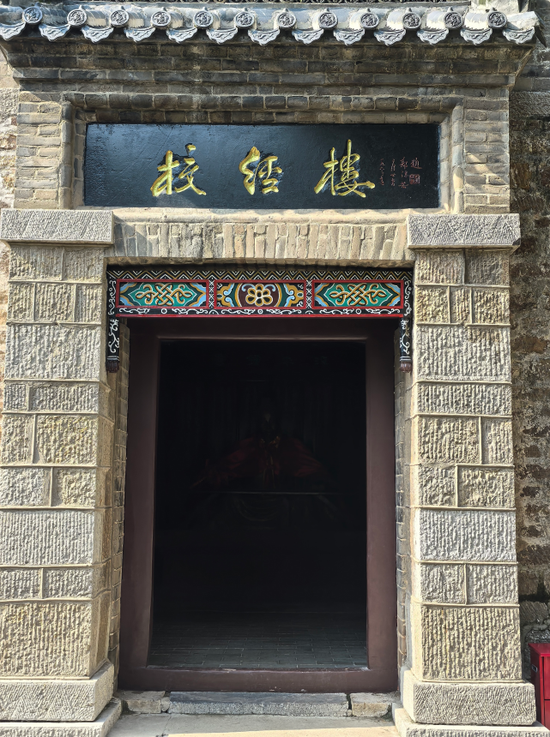 孤灯残卷校天心。
