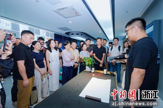 学员们走访BrainCo强脑科技总部。主办方 供图 学员们走访BrainCo强脑科技总部。主办方 供图