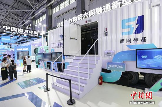 8月27日，2026中国国际大数据产业博览会专业展览开馆仪式在贵州省贵阳市举行。专业展览围绕算力底座、数据供给、模型驱动、应用赋能、智能体验5大主题板块，汇聚300余家参展企业。图为中国南方电网展区的移动算力车吸引参观者。