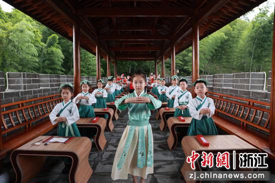 三省小孩共上开学第一课。煤山镇供图