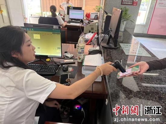 暑期,游客通过工行收单系统购买南湖景区游船船票,实现一码畅行。 工行浙江省分行 供图 暑期,游客通过工行收单系统购买南湖景区游船船票,实现一码畅行。 工行浙江省分行 供图