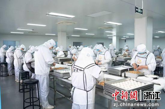 剡笼记工厂内,皮薄味美的小笼包正在工人手中新鲜成型。 工行浙江省分行 供图 剡笼记工厂内,皮薄味美的小笼包正在工人手中新鲜成型。 工行浙江省分行 供图