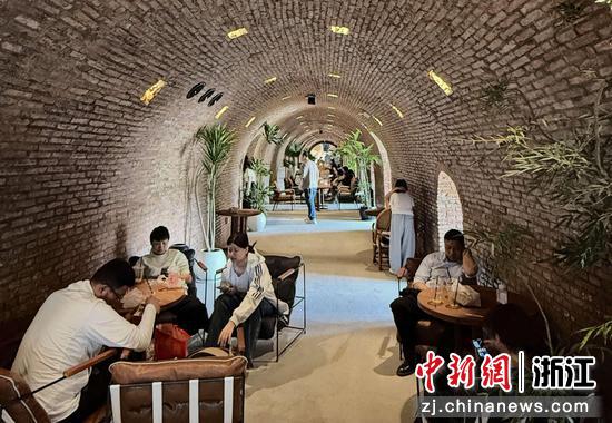 文旅综合体“千金砖厂Park1967”吸引大批游客前往打卡。 工行省浙江分行 供图 文旅综合体“千金砖厂Park1967”吸引大批游客前往打卡。 工行省浙江分行 供图