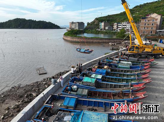 雁荡镇西门岛村吊装现场。蔡宽元&nbsp;摄