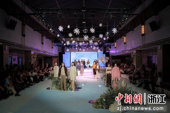2026槜美洪合毛衫季，模特T台走秀。洪合镇供图