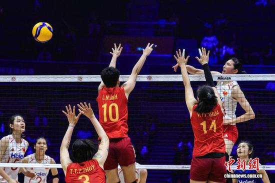 8月28日,天津,中国女排队员吴梦洁(白衣)在比赛中扣球。中新社记者 佟郁 摄 8月28日,天津,中国女排队员吴梦洁(白衣)在比赛中扣球。中新社记者 佟郁 摄