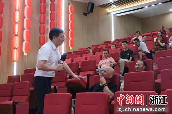 谢杰妹与务工人员进行互动。瓯海区委宣传部供图 谢杰妹与务工人员进行互动。瓯海区委宣传部供图