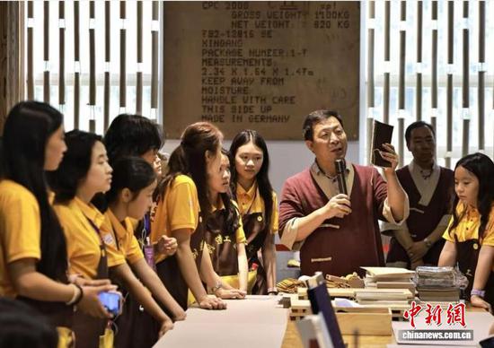 华裔青少年在银博缘四大发明文化体验中心感受非遗技艺。天津市人民政府侨务办公室 供图 华裔青少年在银博缘四大发明文化体验中心感受非遗技艺。天津市人民政府侨务办公室 供图