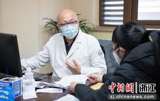 钦丹萍接诊患者。浙江省中医院供图 钦丹萍接诊患者。浙江省中医院供图