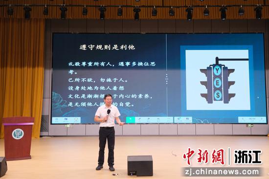 谢杰妹在避灾安置点内授课。瓯海区委宣传部供图 谢杰妹在避灾安置点内授课。瓯海区委宣传部供图