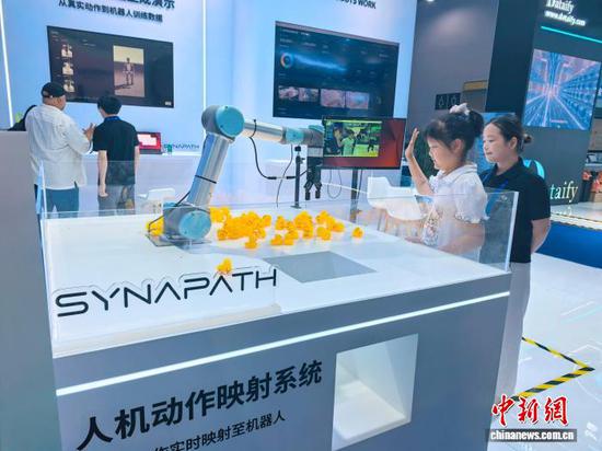 8月30日，2026中国国际大数据产业博览会展览上，人机动作映射系统吸引小朋友体验。中新网记者张伟摄