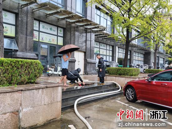 工作人员架设大功率抽水泵,对严重积水路段开展强排作业。鳌江镇供图 工作人员架设大功率抽水泵,对严重积水路段开展强排作业。鳌江镇供图