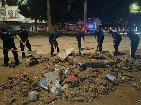 爱店边检站警员清淤现场。石佰华 摄