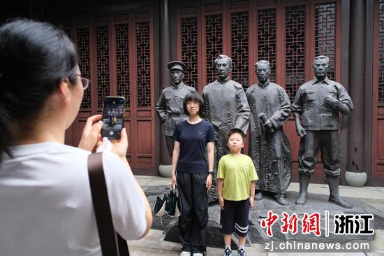 近日,游客在中共杭州小组纪念馆内合影留念。曹丹 摄 近日,游客在中共杭州小组纪念馆内合影留念。曹丹 摄