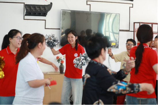 实践队员与老人共同表演节目。