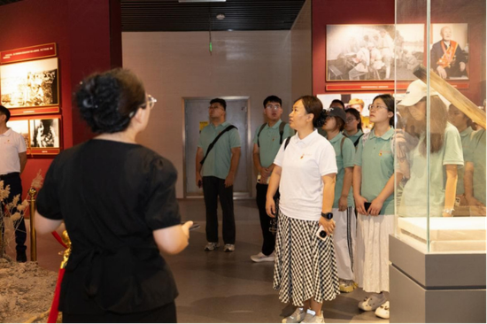 实践队员于军垦第一犁展馆聆听讲解，感悟军垦拓荒精神。