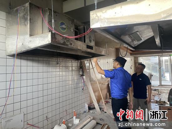 浙江安吉,执法人员指导商户装修。宋晓婷 摄 浙江安吉,执法人员指导商户装修。宋晓婷 摄