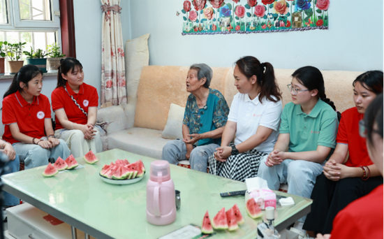 王淑兰奶奶向实践队员讲述艰苦屯垦岁月。