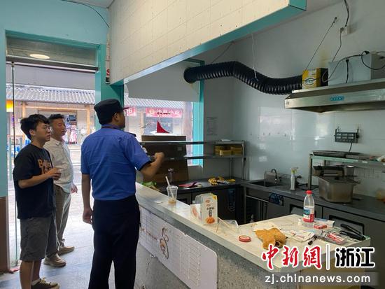 浙江安吉,执法人员指导商户装修。宋晓婷 摄 浙江安吉,执法人员指导商户装修。宋晓婷 摄