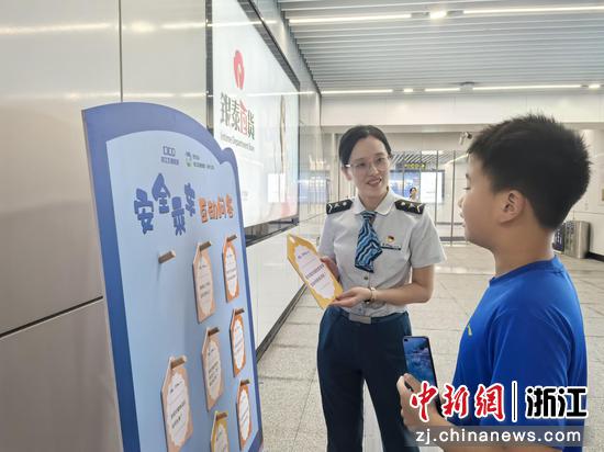 乘客参与答题互动活动。浙江交通集团&nbsp;供图