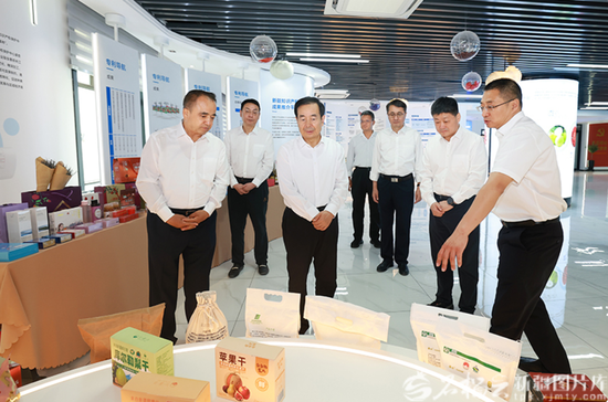 8月31日，自治区党委书记陈小江、自治区主席艾尔肯·吐尼亚孜在自治区知识产权保护中心，调研认证认可等质量基础设施建设情况。天山网-新疆日报记者 崔志坚摄e