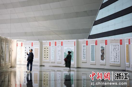 2026年5月，民众观看庆祝民进拱墅开明画院成立五周年暨首届杭州、南通、承德、盐城、宜兴五市书画捐赠展。（杭州民进供图）