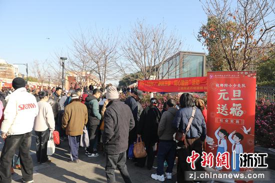 2025年12月，上城民进开明画院举行“春联万家·策马启新”活动。（杭州民进供图）