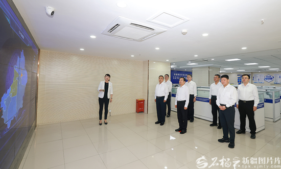 8月31日，自治区党委书记陈小江、自治区主席艾尔肯·吐尼亚孜在自治区市场监督管理局12315投诉举报指挥中心，听取中心建设管理工作介绍，深入了解维护消费者和企业合法权益情况。天山网-新疆日报记者 崔志坚摄
