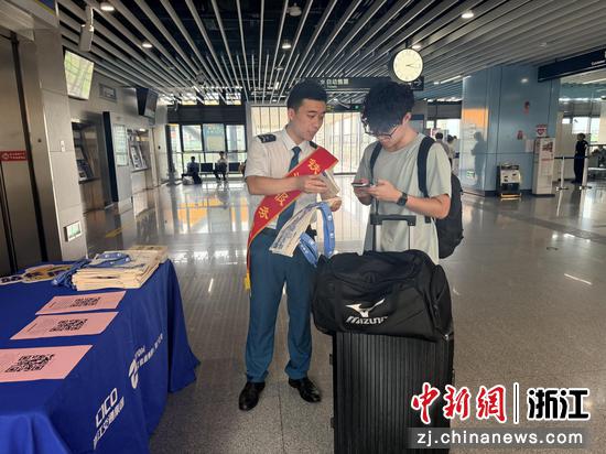志愿者帮助乘客扫码查询换乘路线。浙江交通集团&nbsp;&nbsp;供图