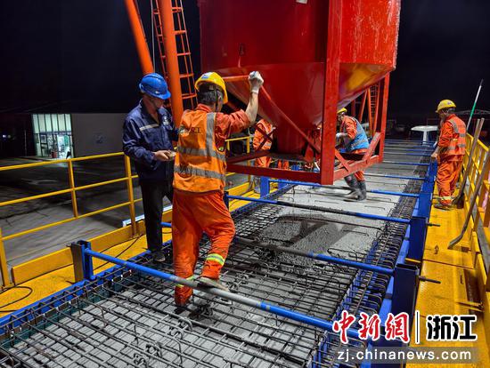 义龙庆金华段项目预制梁板首件浇筑现场。浙江交通集团 供图 义龙庆金华段项目预制梁板首件浇筑现场。浙江交通集团 供图