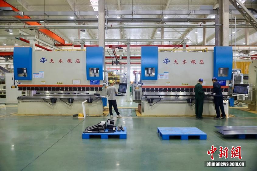 新疆乌鲁木齐：智能化共享工厂赋能装备制造产业升级