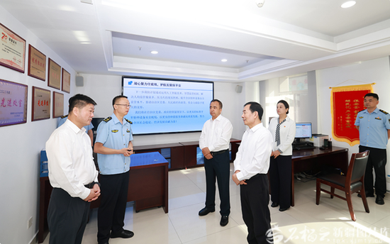 8月31日，自治区党委书记陈小江、自治区主席艾尔肯·吐尼亚孜在自治区市场监督管理局特种设备安全监察局，了解全区特种设备规模数量及安全监管等工作进展。天山网-新疆日报记者 崔志坚摄