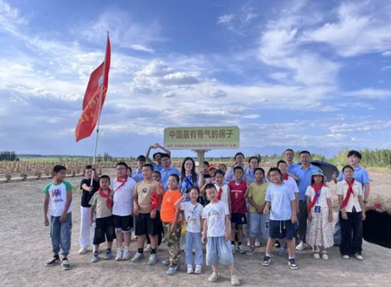 柳树泉农场绿柳社区新时代文明实践站暑期托管班学生前往军垦地窝子遗址纪念园开展红色研学。夏哈代提·做力卡泥 摄