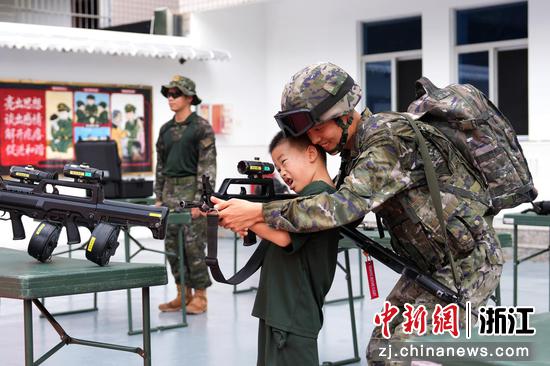 军娃近距离体验武器装备。 肖海波 摄 军娃近距离体验武器装备。 肖海波 摄