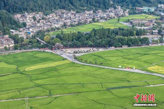 9月2日，航拍镜头下的贵州省黔南布依族苗族自治州贵定县盘江镇金海坝区稻穗渐黄，与村庄、道路、河流交相辉映，构成一幅秋日丰收画卷。（无人机照片）中新社记者 瞿宏伦 摄