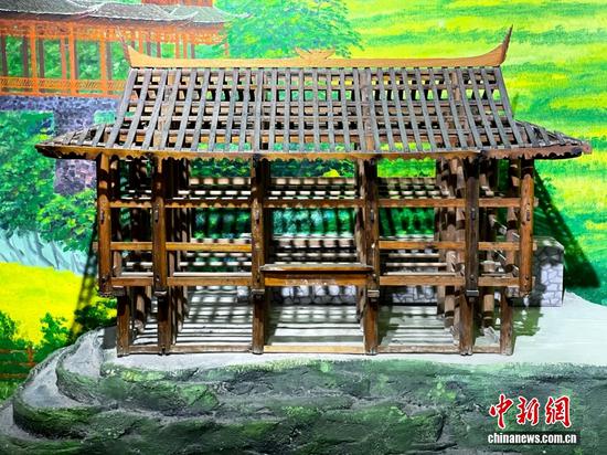 吊脚楼多为三层格局：底层堆放农具、圈养畜禽；二层是家庭主要生活空间，屋外设有标志性构件美人靠，可供休憩刺绣、凭栏眺望山谷；三层用来储藏粮食杂物。图为西江千户苗寨的苗族博物馆内展出的西江干栏式建筑——吊脚楼的模型。