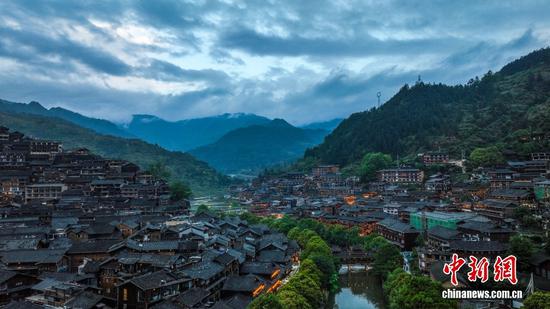 西江千户苗寨内苗族吊脚楼沿山而建，白水河穿寨而过，景色壮观。图为西江镇千户苗寨夜色迷人。图/CNSphoto 孙忠南 摄