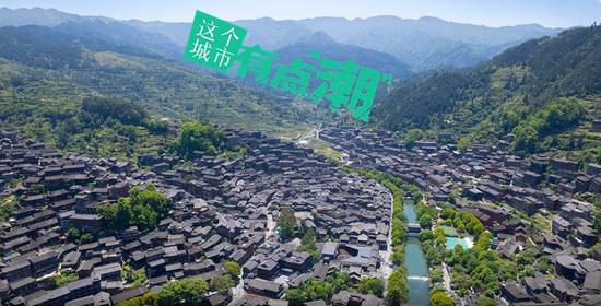 【这个城市有点潮】贵州黔东南：邂逅西江千户苗寨 感受吊脚楼的建筑之美