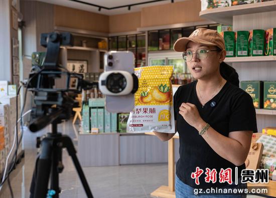 图为9月1日，在贵州严选与你农业科技发展有限公司体验店，主播正在直播销售刺梨衍生产品。