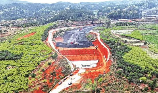 杨梅片区煤矸石填沟造地综合利用项目现场。陈振忠 摄 杨梅片区煤矸石填沟造地综合利用项目现场。陈振忠 摄