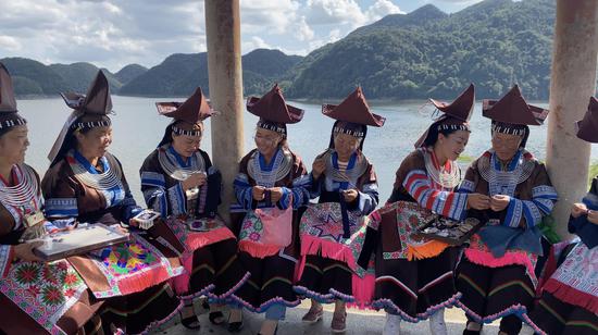 塘边村绣娘刺绣场景