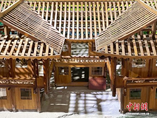由于南方气候湿热，虫蛇较多，干栏式建筑有利于防潮、防兽以及适应复杂地形。苗族先人便采用了这种建筑形式并加工装饰，最终成就了现在独特的苗族吊脚楼，具有很高的使用价值和观赏价值。