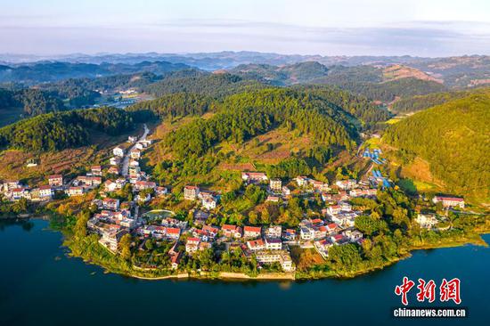 9月2日，航拍地处乌蒙山腹地的贵州省毕节市百里杜鹃管理区金坡苗族彝族满族乡附源村，金色田园、特色民居、碧绿湖水相互映衬，秋景如画。
