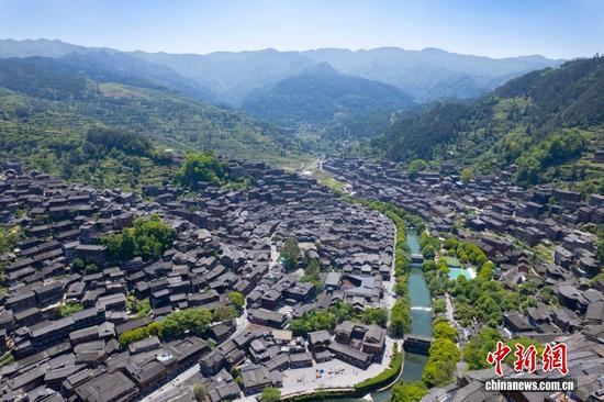 西江千户苗寨位于贵州省黔东南苗族侗族自治州雷山县，由10余个依山而建的自然村寨相连成片，是目前世界上最大的苗族聚居地。图为西江千户苗寨全景（无人机照片）。图/CNSphoto 梁辉波 摄