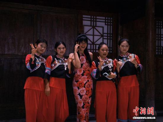 图为台湾青年陈熙爰(中)在贵州省铜仁市江口县云舍村与土家族女孩合影。陈芷馨 摄