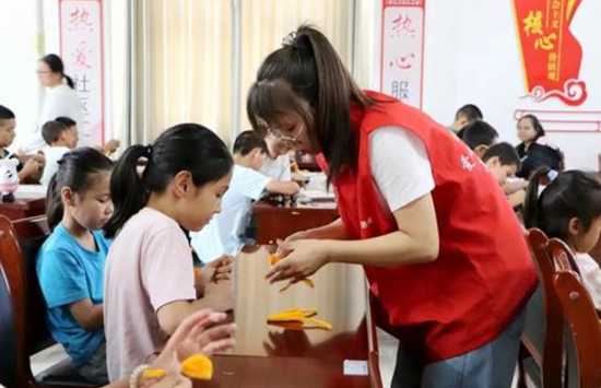 火箭农场友好社区志愿者指导学生制作手工。刘莎 摄