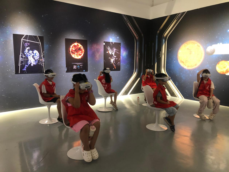 青少年通过专业设备开展沉浸式体验。任冉冉 摄