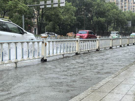 积水漫过人行道